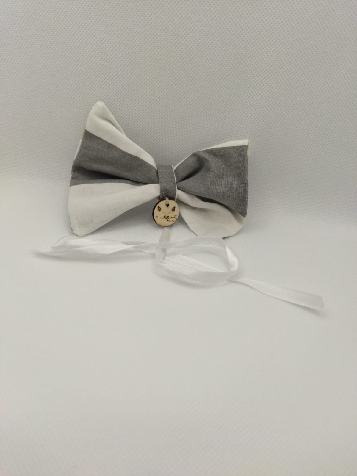 Nœud papillon gris et blanc Looky pour chat, autre vue