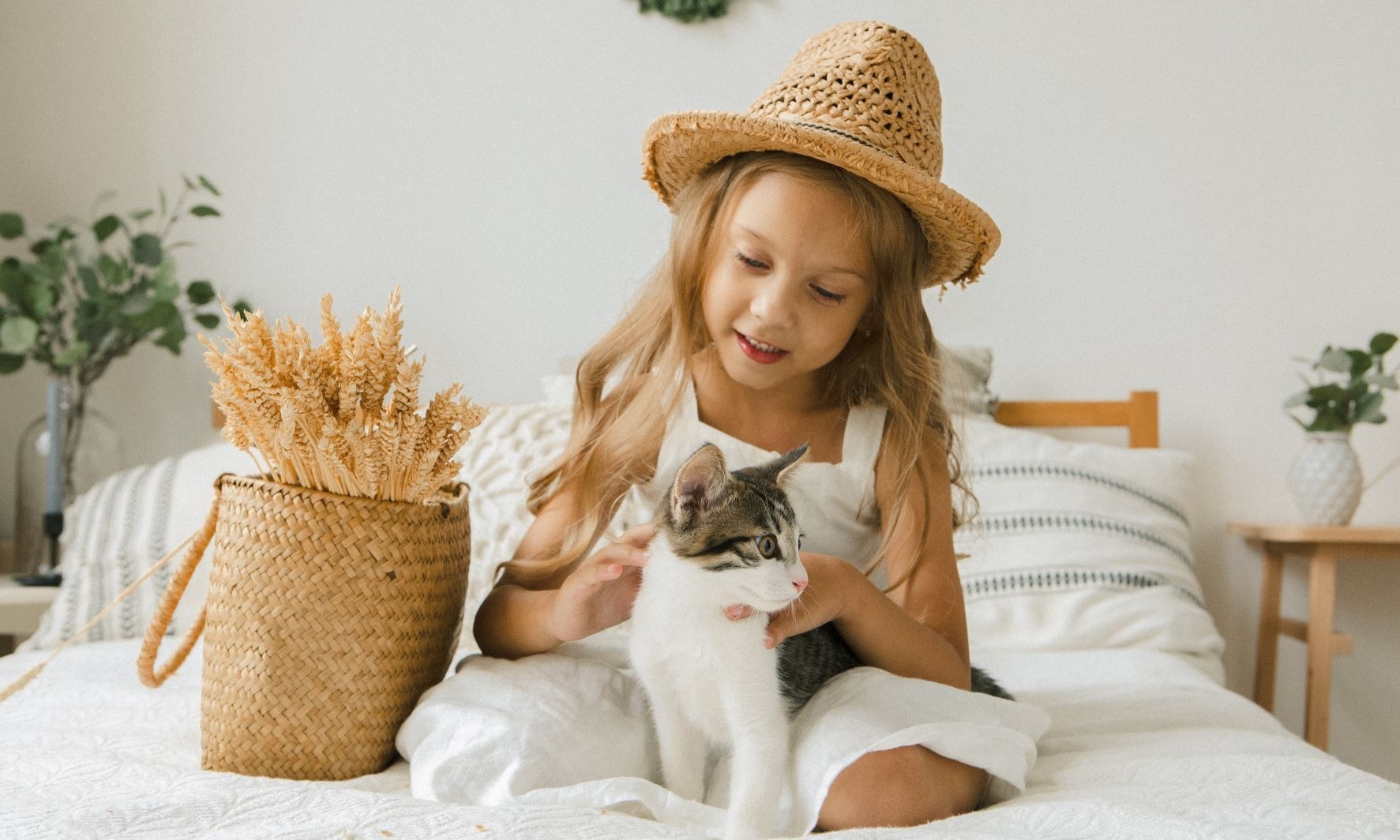 fille joue avec chat