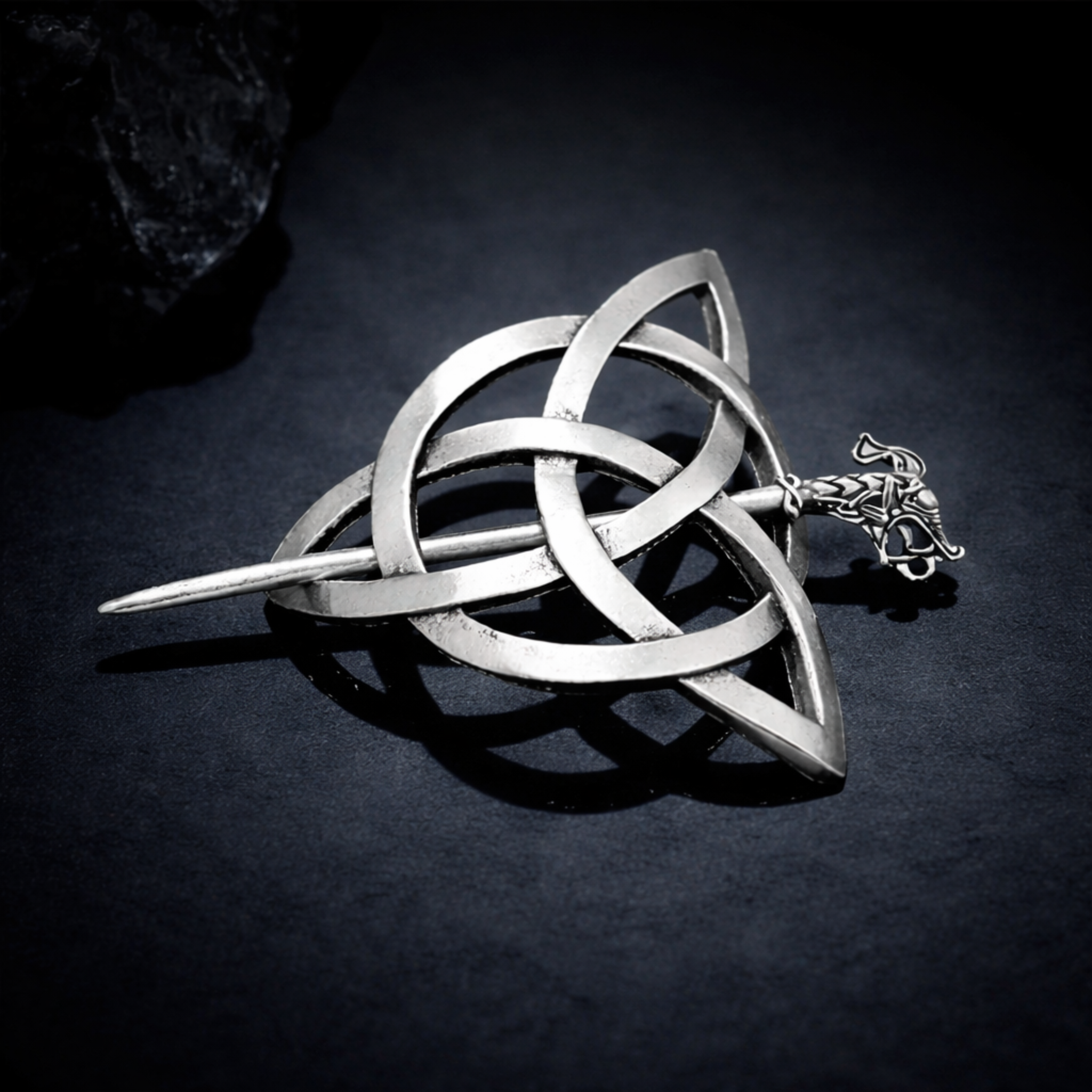 épingle à cheveux viking nœud celtique sur fond sombre