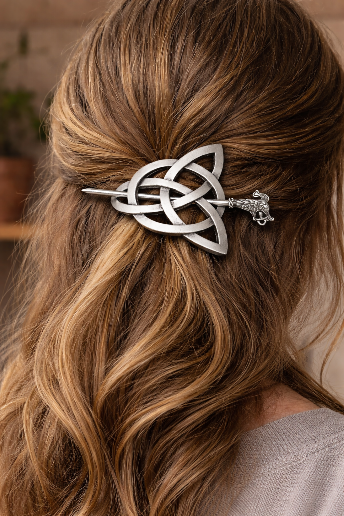 épingle à cheveux viking portée dans cheveux ondulés