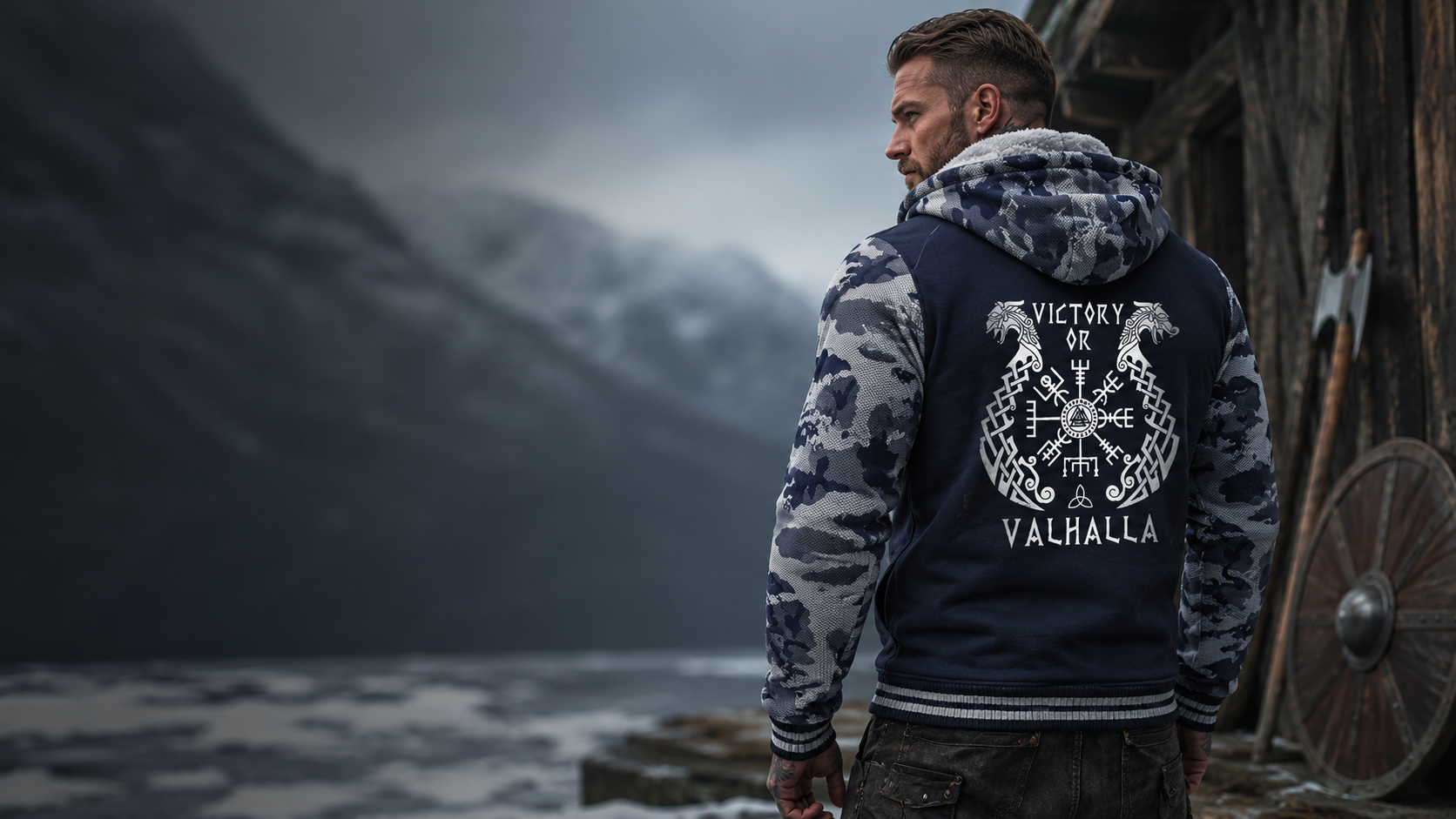 Homme portant une veste polaire Viking Valhalla dans un décor nordique hivernal avec montagnes, bouclier et ambiance scandinave