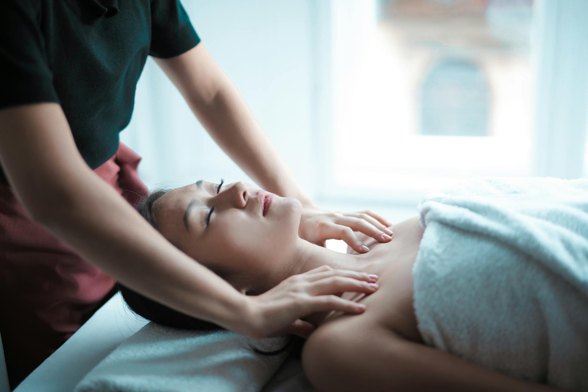 Photo Mise Au Point Sélective Dune Femme Se Faisant Masser