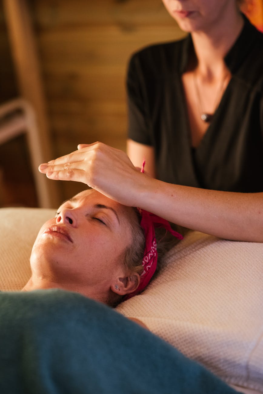 Masseuse De Cultures Effectuant Un Massage Reiki