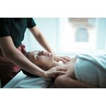 Photo Mise Au Point Sélective Dune Femme Se Faisant Masser