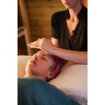 Masseuse De Cultures Effectuant Un Massage Reiki