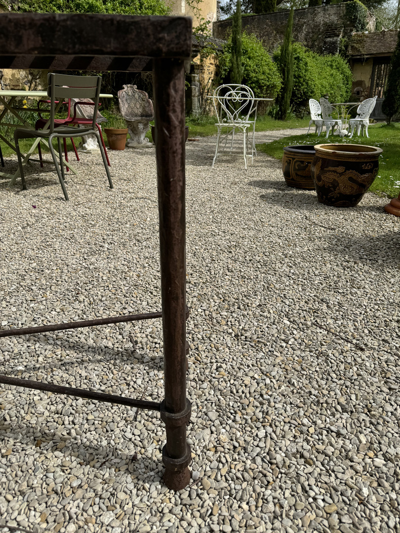 Console en fer forgé - Grande console martelée plateau ajouré et tressé - Galerie Georgette