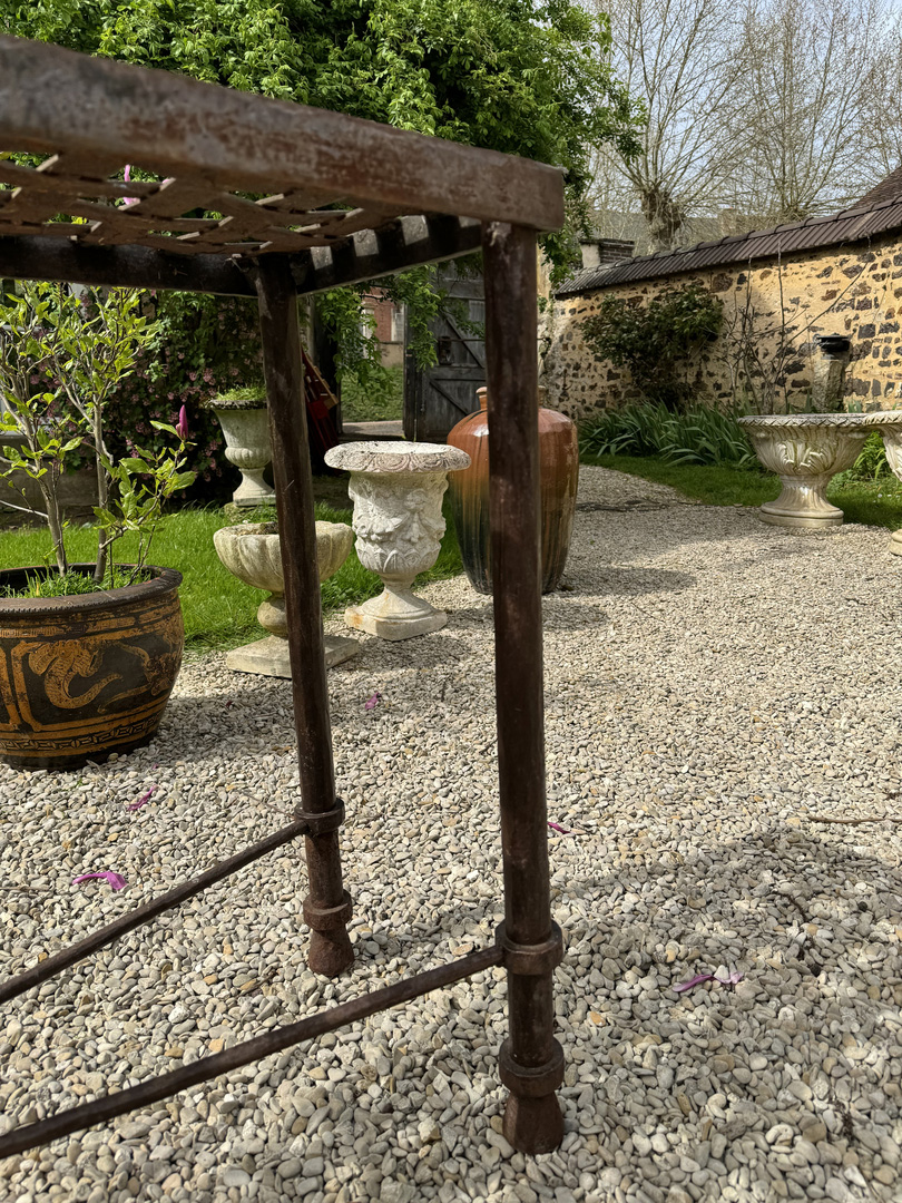Grande console en fer forgé martelée - Plateau ajouré et tressé - Galerie Georgette