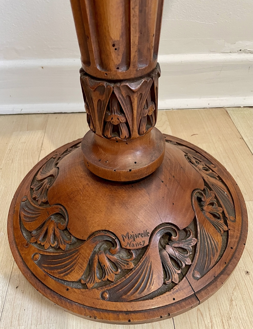 Guéridon signé Majorelle - Guéridon Art Nouveau noyer - Galerie Georgette Antiquités Art Nouveau