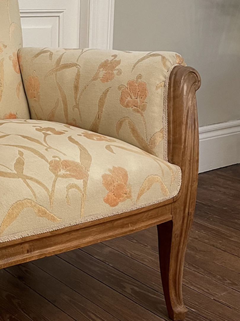 Fauteuil Majorelle noyer motifs floraux - Galerie Georgette Antiquités Art Nouveau