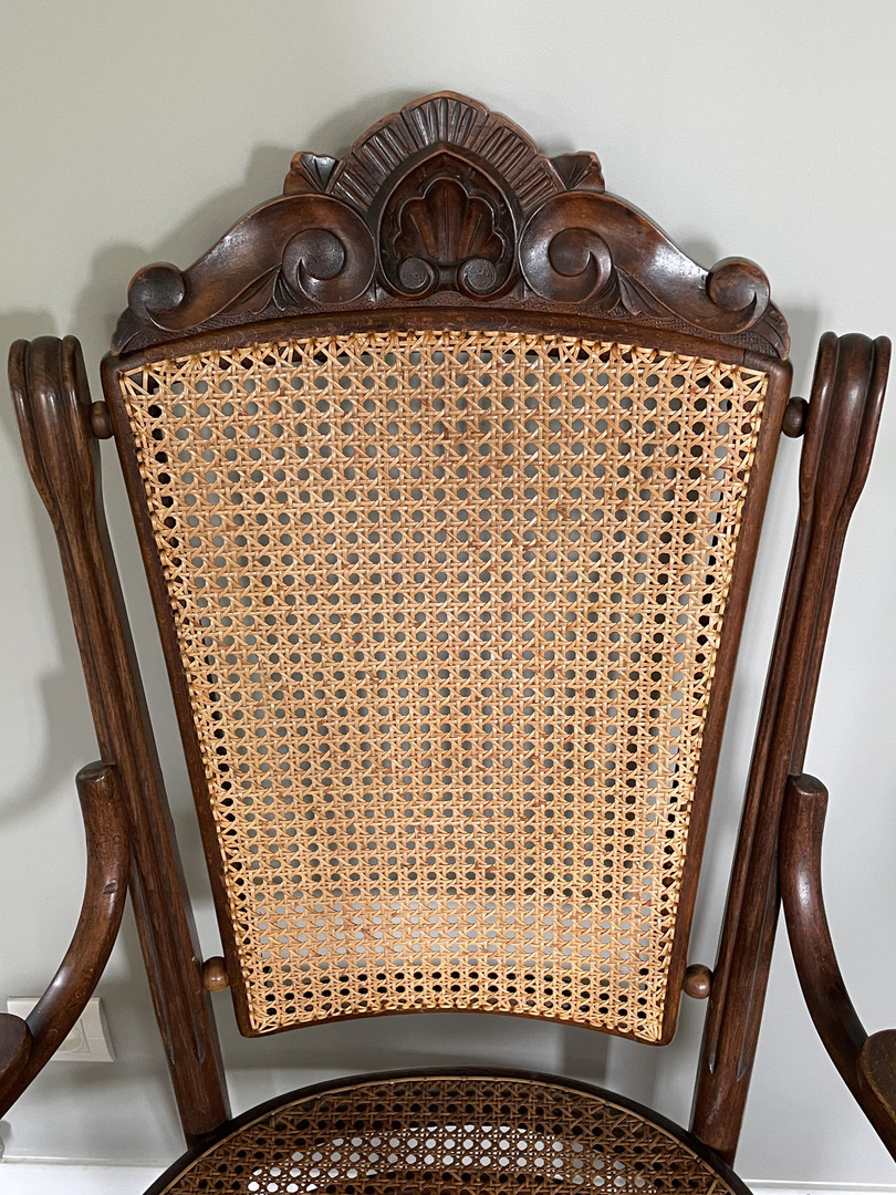 Fauteuil Fischel canné Art Nouveau Autriche coquille sculptée - Galerie Georgette Antiquités Art Nouveau