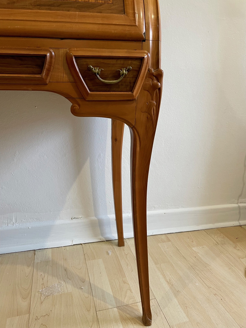 Bureau cylindre Art Nouveau Ecole de Nancy - Pieds galbés et sculptés - Galerie Georgette Antiquités Art Nouveau
