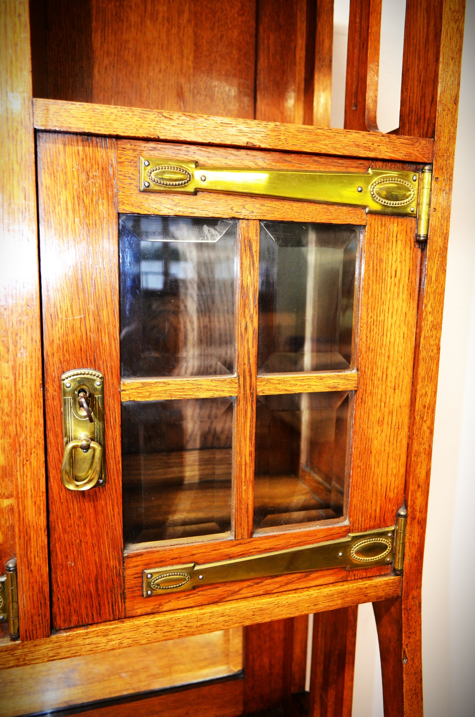 Buffet Art Nouveau style Art &amp; Craft - carreaux biseautés - Galerie Georgette Antiquités Art Nouveau
