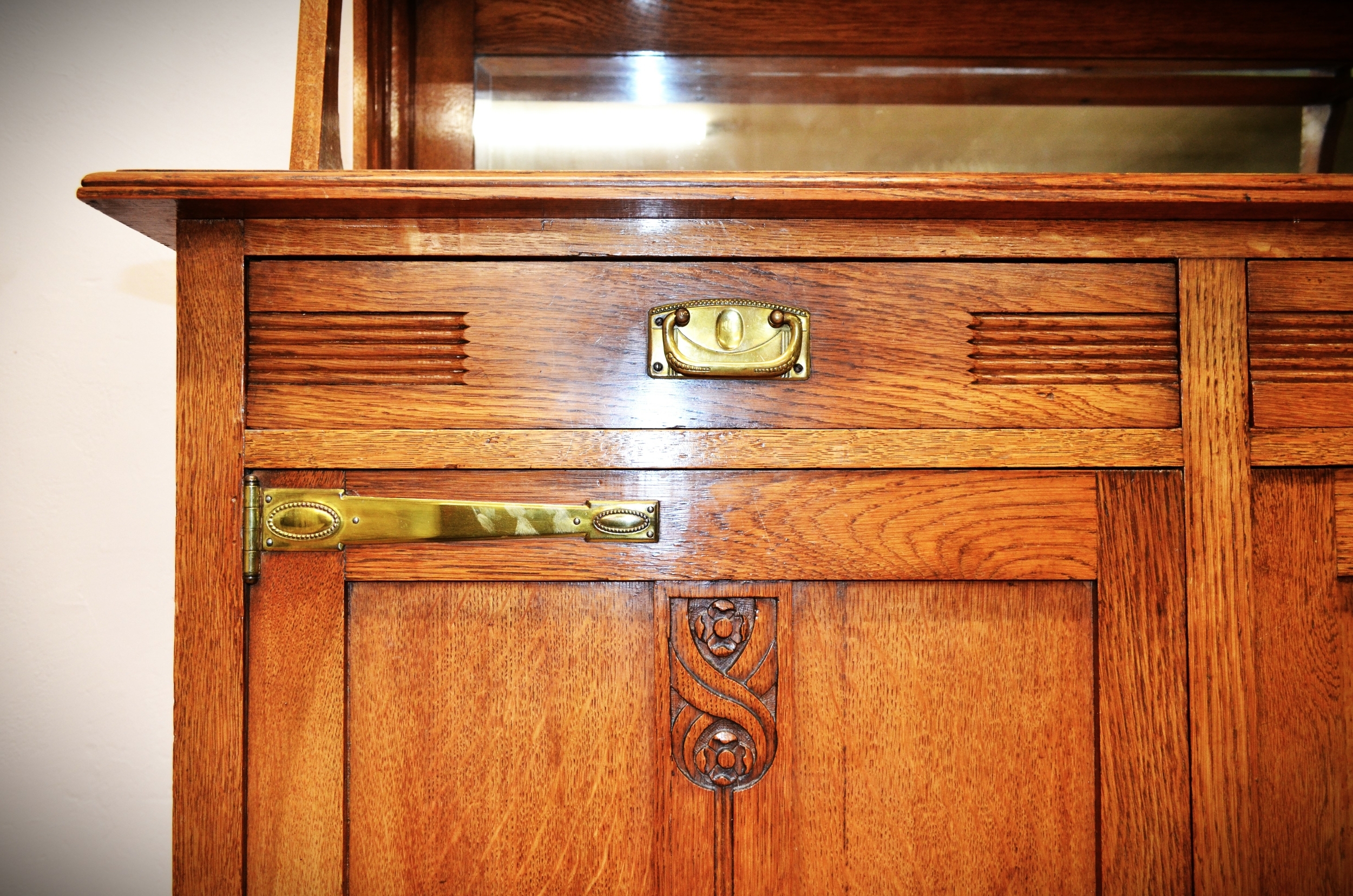 Buffet Art Nouveau style Art &amp; Craft - details ferronnerie - Galerie Georgette Antiquités Art Nouveau-ok