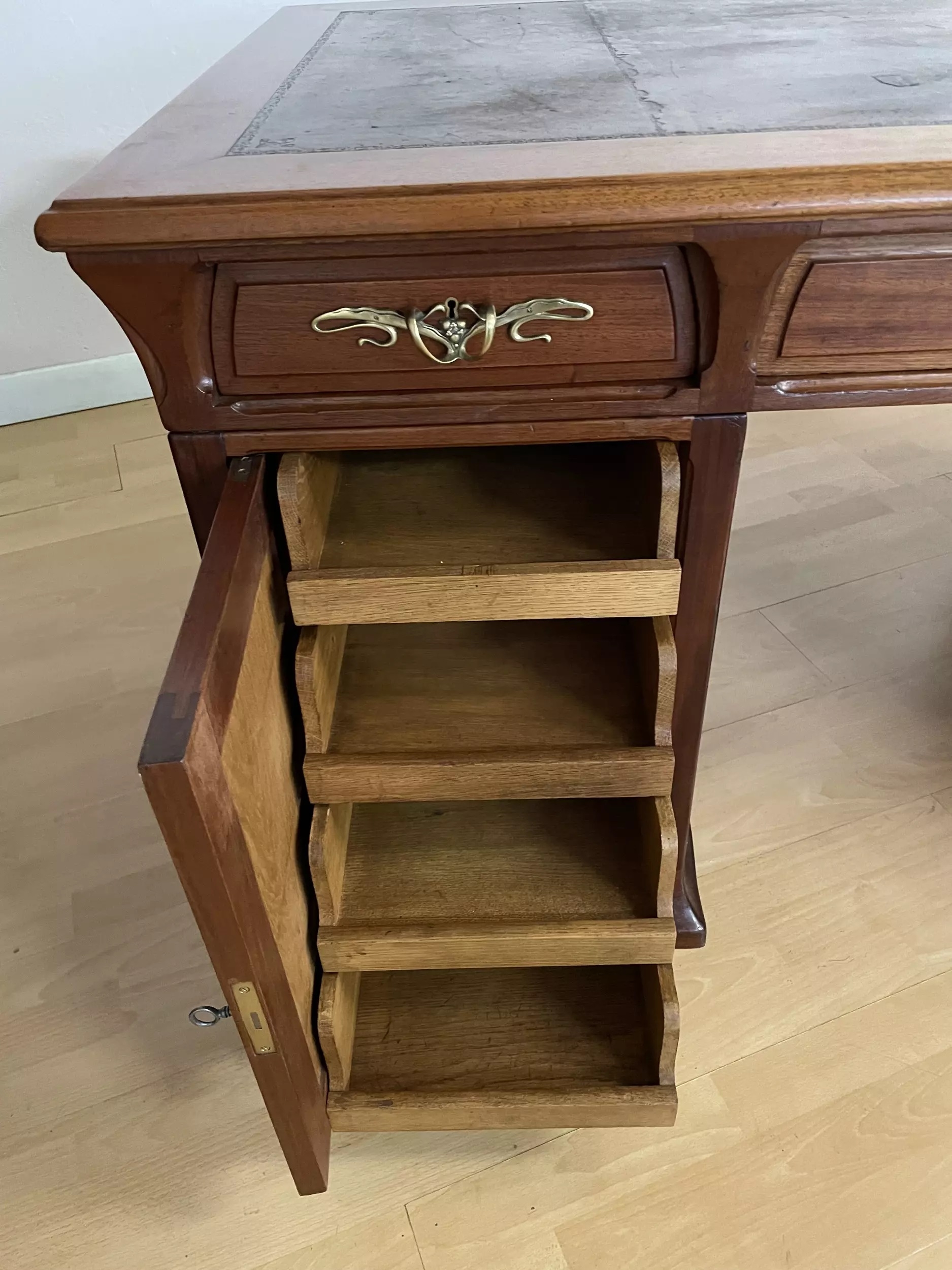 Bureau Louis Majorelle - modèle Hémispheres -plateaux en chêne massif - Art-Nouveau-Annees 1900
