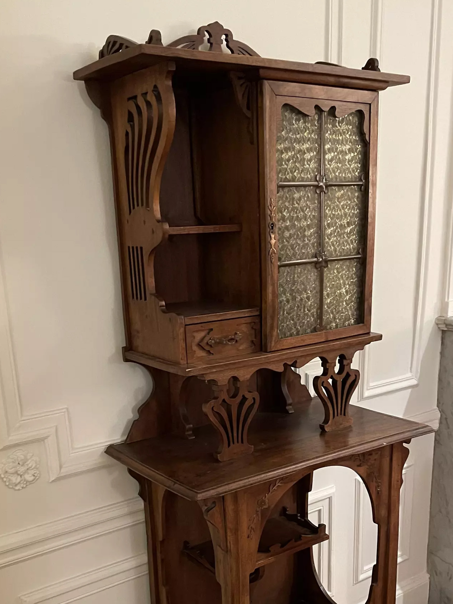 Vitrine Art Nouveau bois naturel balustrade Art Nouveau - Galerie Georgette Antiquités Art Nouveau