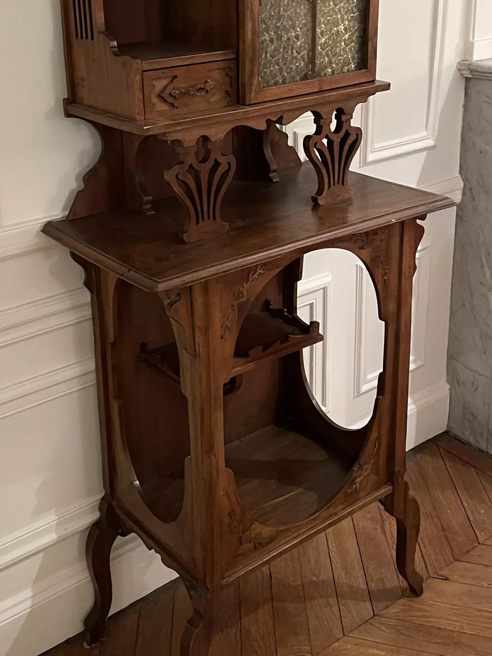 Vitrine Art Nouveau bois naturel piétement ajouré Art Nouveau - Galerie Georgette Antiquités Art Nouveau