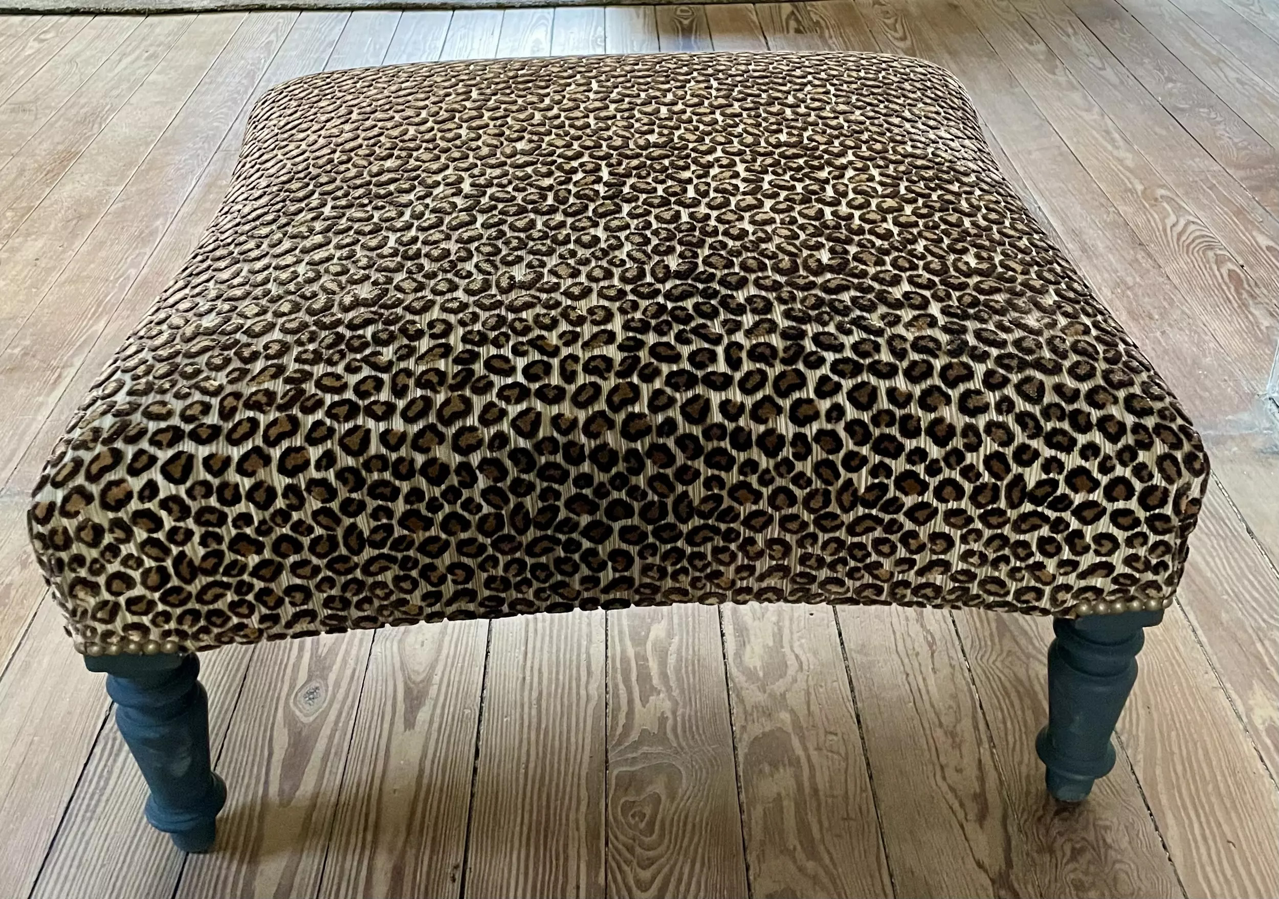 Pouf Napoléon III peau de léopard - Galerie Georgette Antiquités