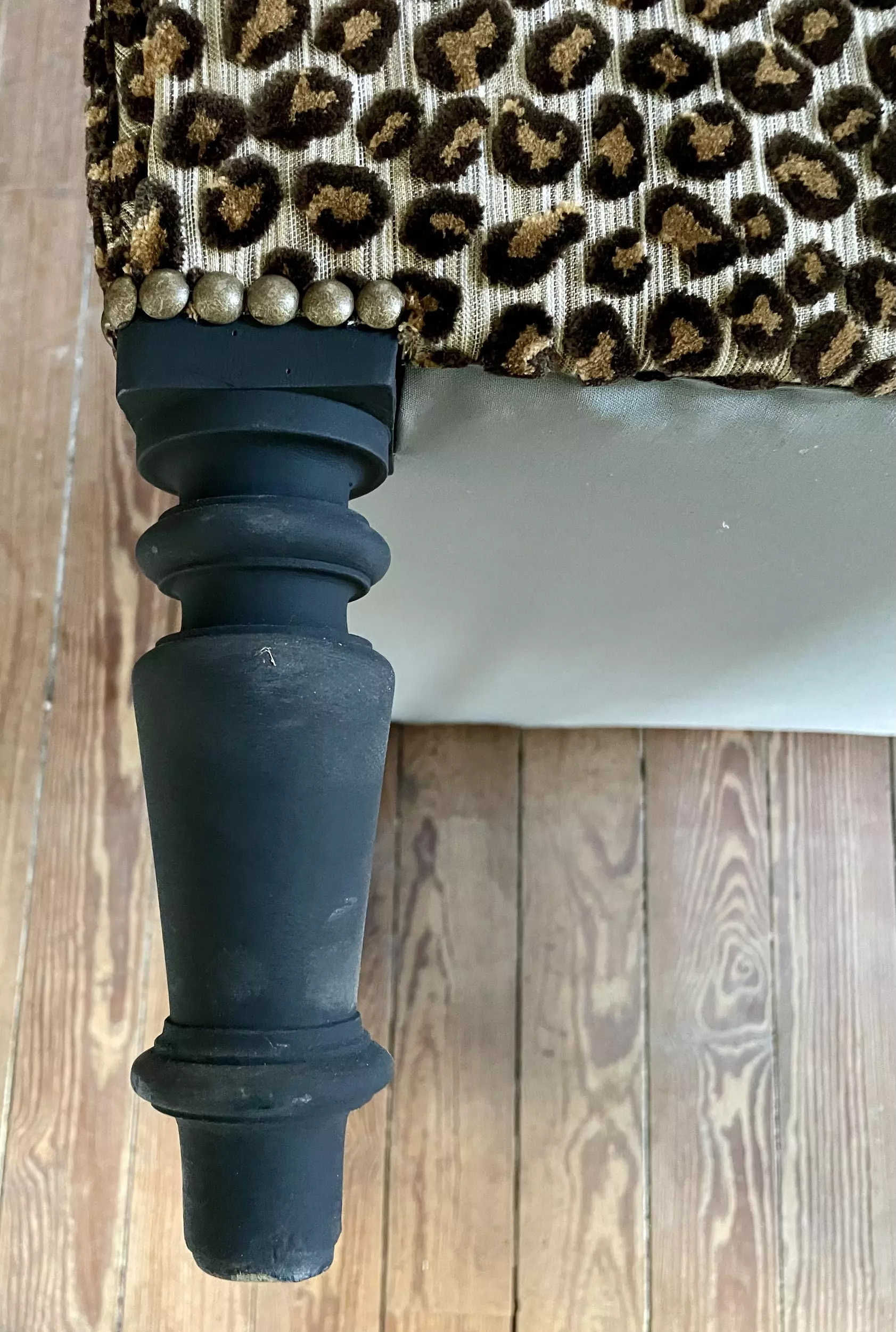 Pouf Napoléon III peau de léopard pieds bois noirci - Galerie Georgette Antiquités