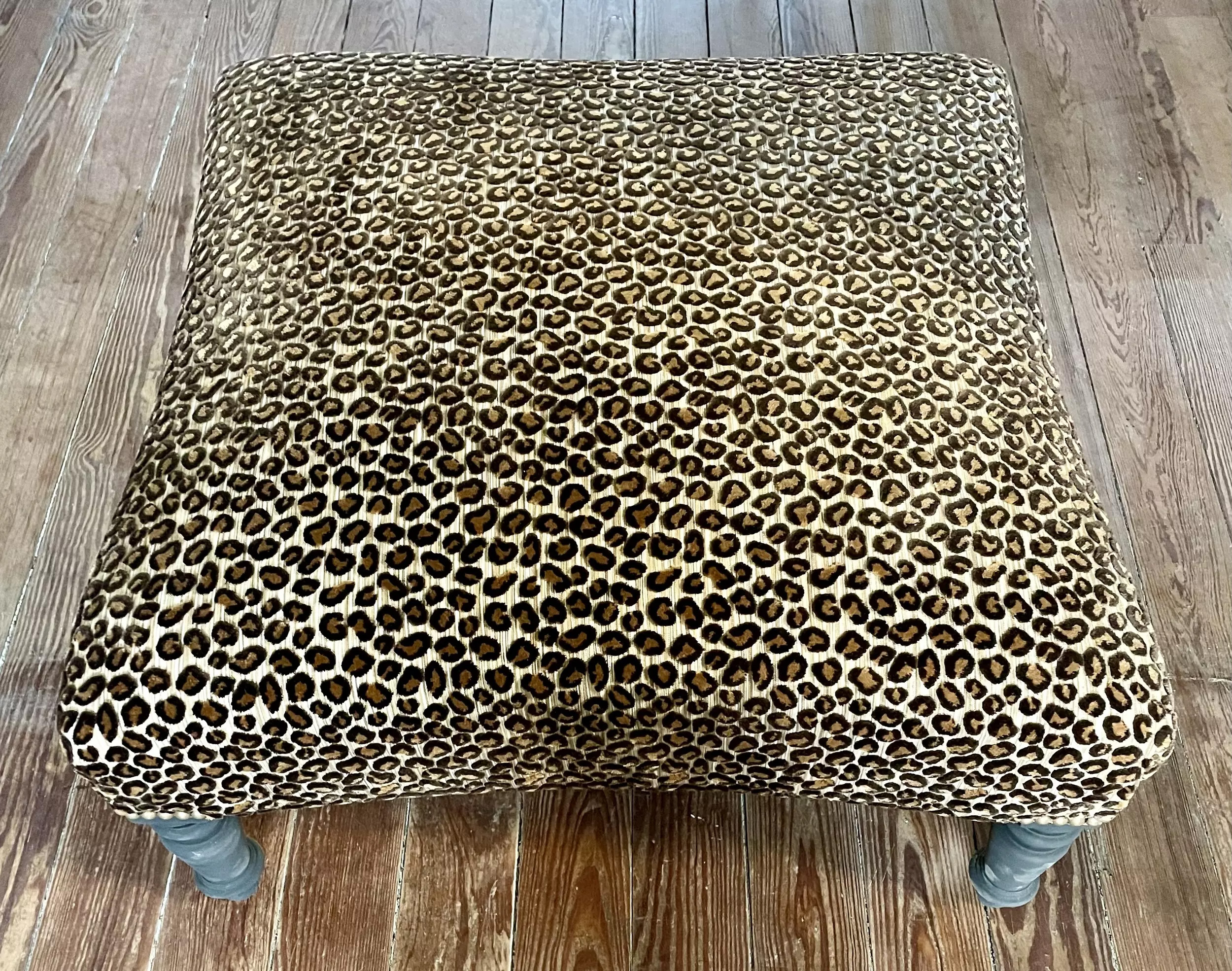 Pouf Napoléon III retapissé peau de léopard - Galerie Georgette Antiquités