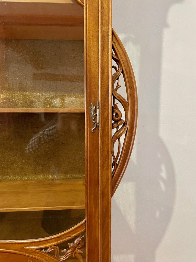 Vitrine Art Nouveau Ecole de Nancy bois clair - Galerie Georgette Antiquités Art Nouveau