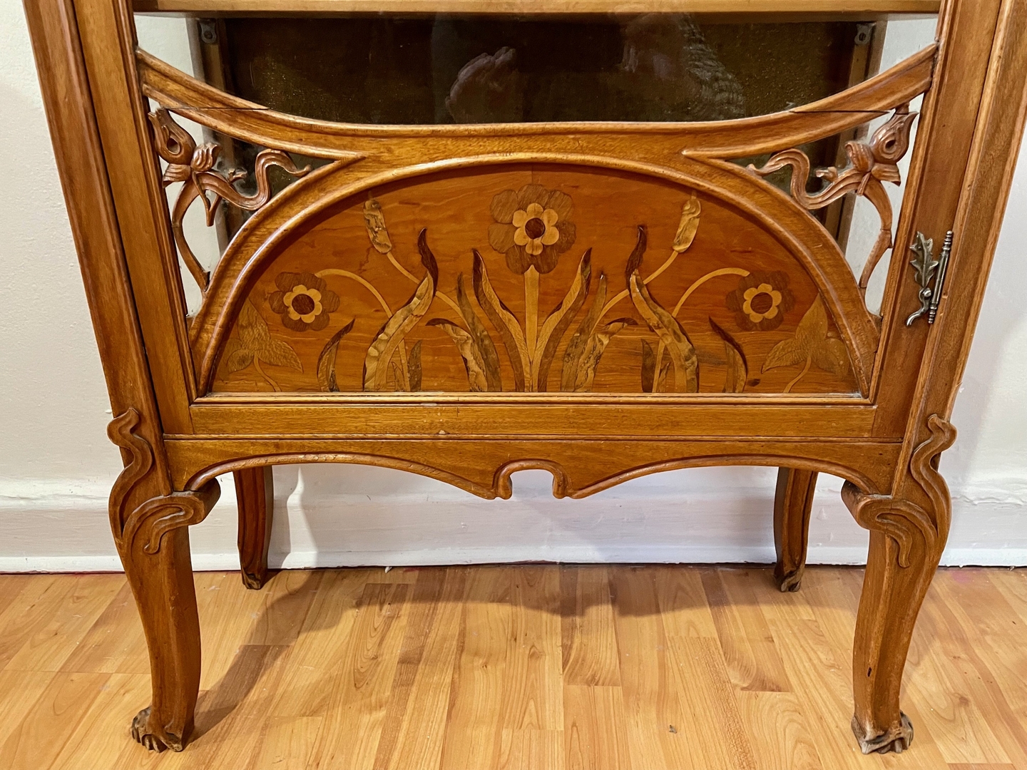 Vitrine Art Nouveau Ecole de Nancy motif feuilles fleurs - Galerie Georgette Antiquités Art Nouveau
