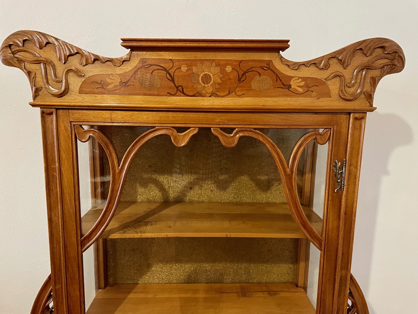 Vitrine Art Nouveau Ecole de Nancy marqueterie feuilles fleurs - Galerie Georgette Antiquités Art Nouveau