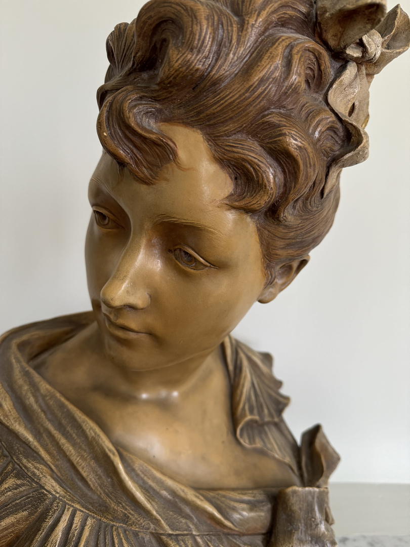 Buste Femme signature Goldscheider patine beige - Galerie Georgette Antiqué Art Nouveau