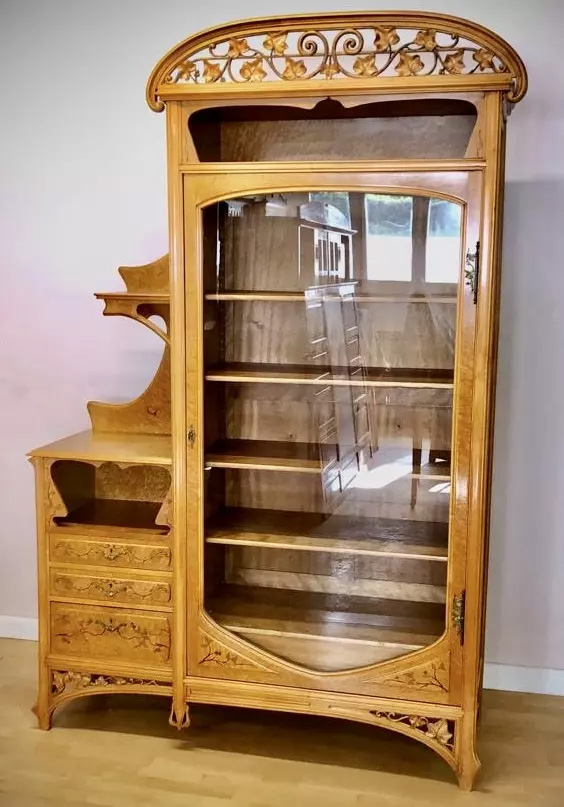 Bibliothèque-vitrine Art Nouveau marquetée lierre