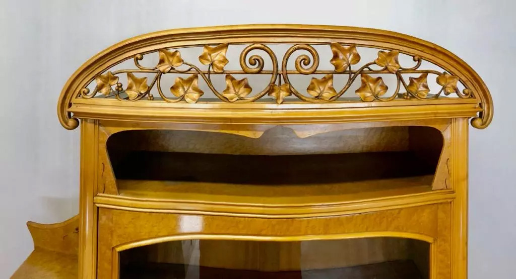 Bibliothèque-vitrine Art Nouveau volutes ajourées école de Nancy
