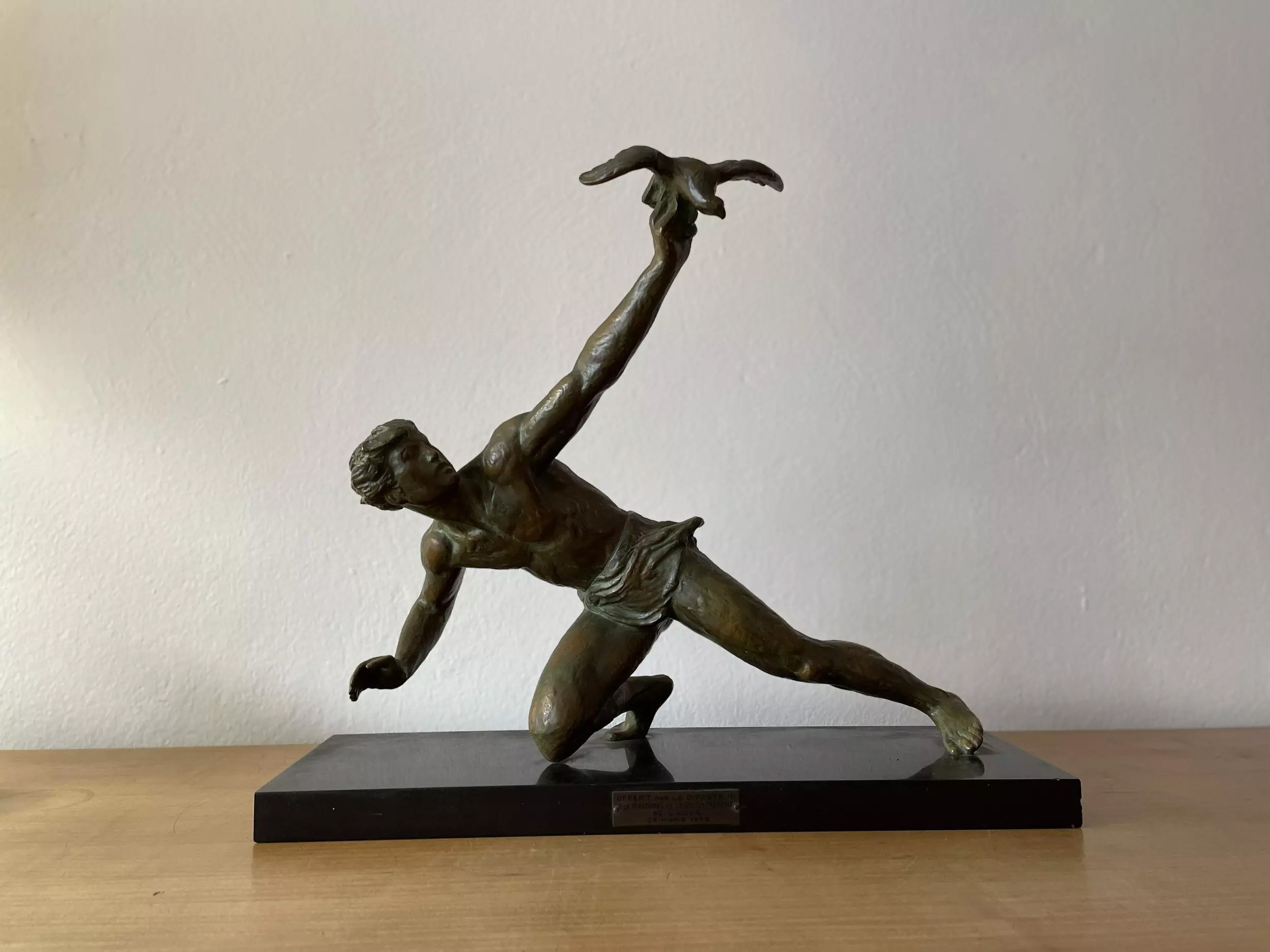 Sculpture chasseur aigle bronze patine verte - Alexandre Kelety - Galerie Georgette