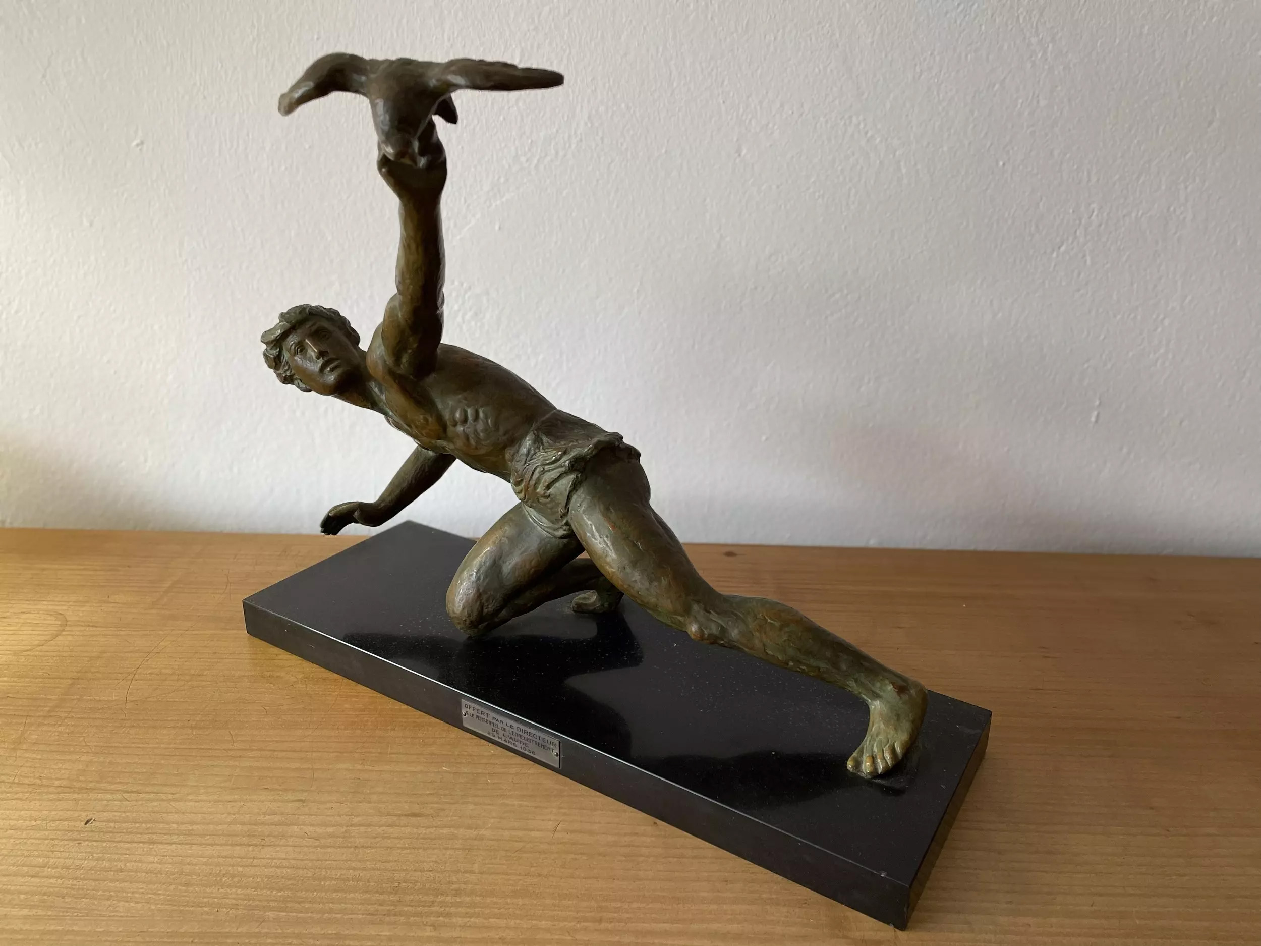 Sculpture chasseur aigle Alexandre Kelety bronze patine verte - Galerie Georgette