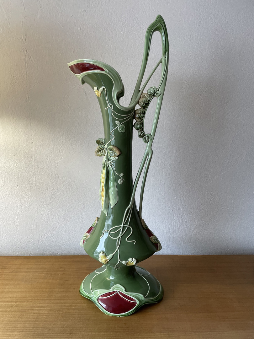 Aiguière Art Nouveau en barbotine à décor floral sur fond vert - Galerie Georgette
