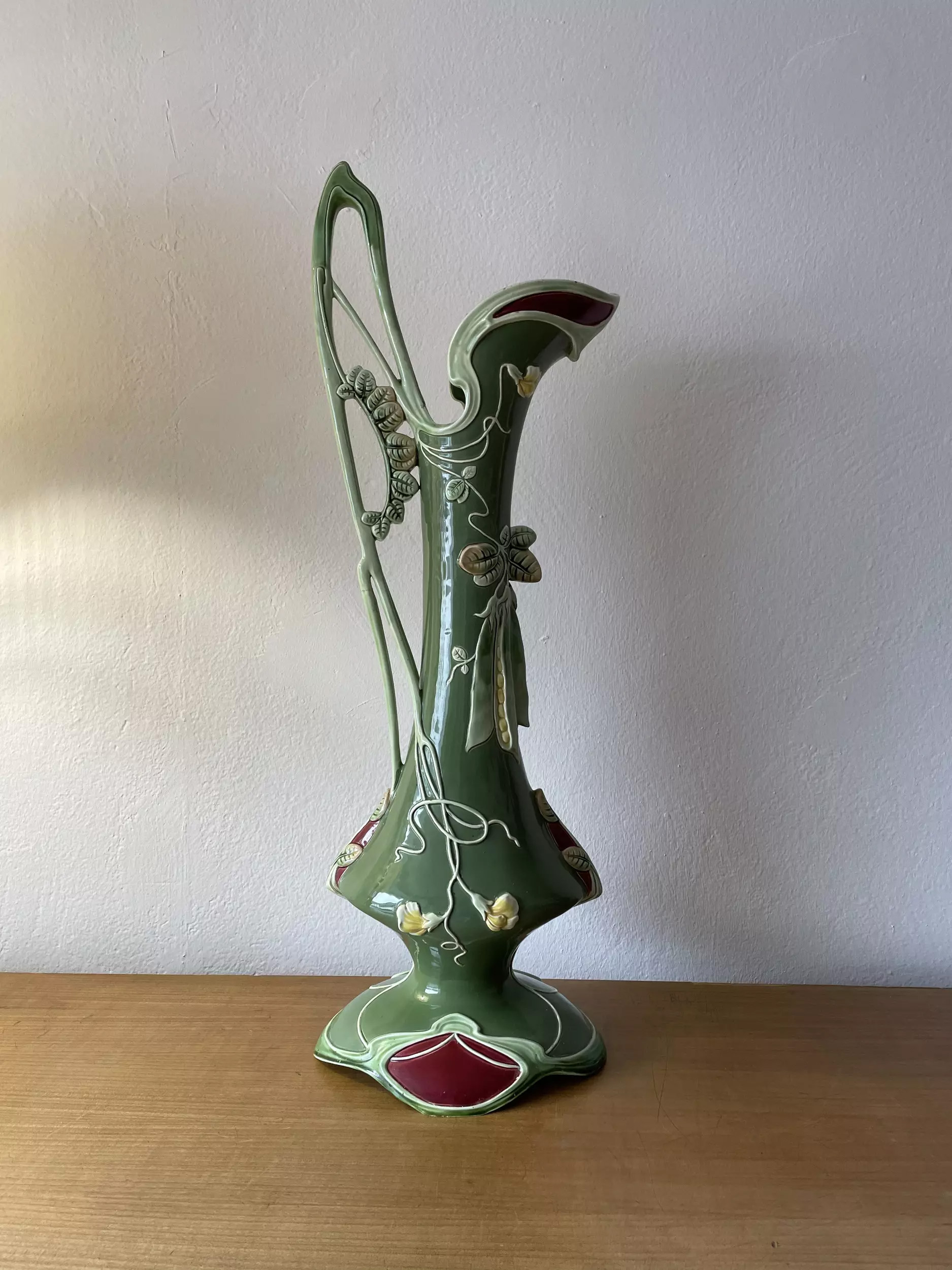 Aiguière Art Nouveau barbotine décor floral fond vert - Galerie Georgette