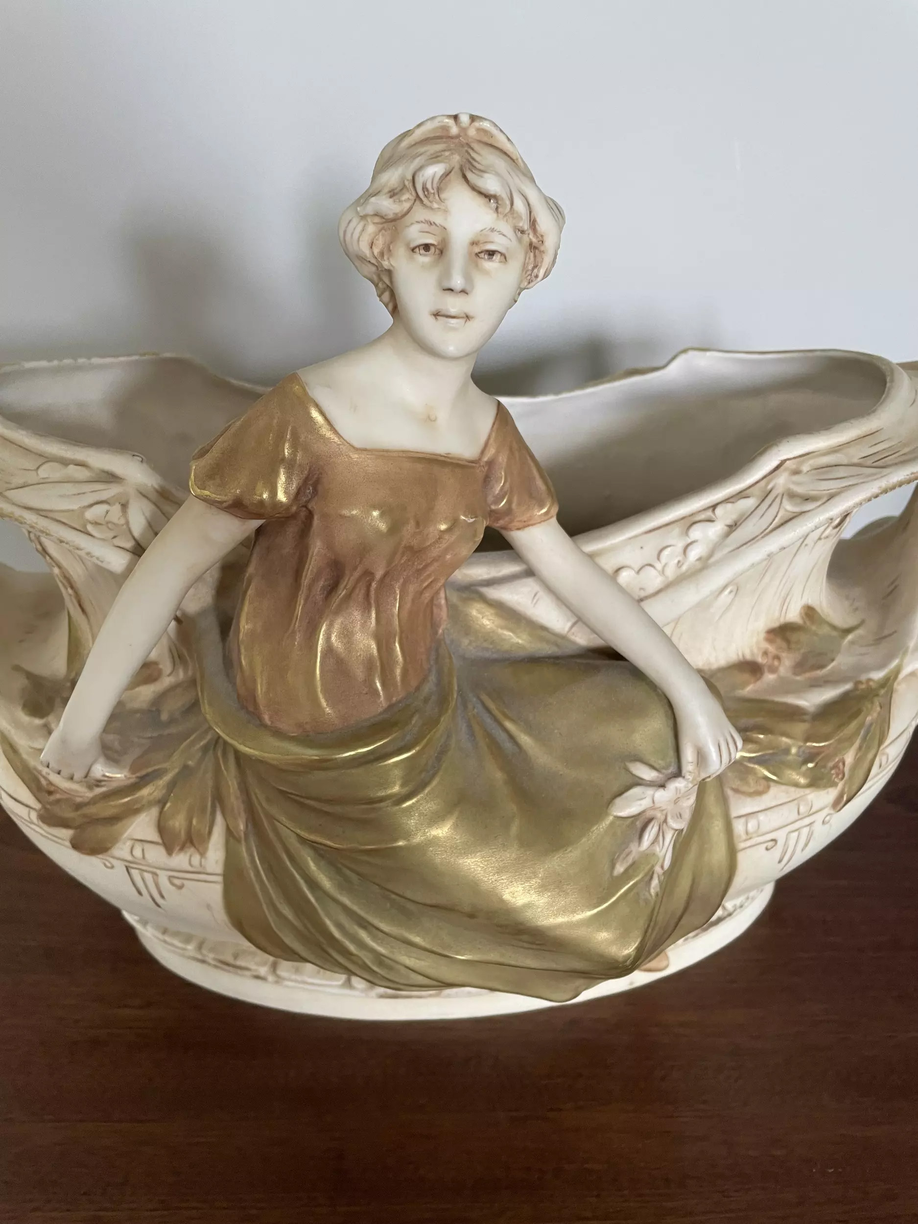 Jardinière Royal Dux femme assise porcelaine de bohême cachet numéroté 1471 - Galerie Georgette