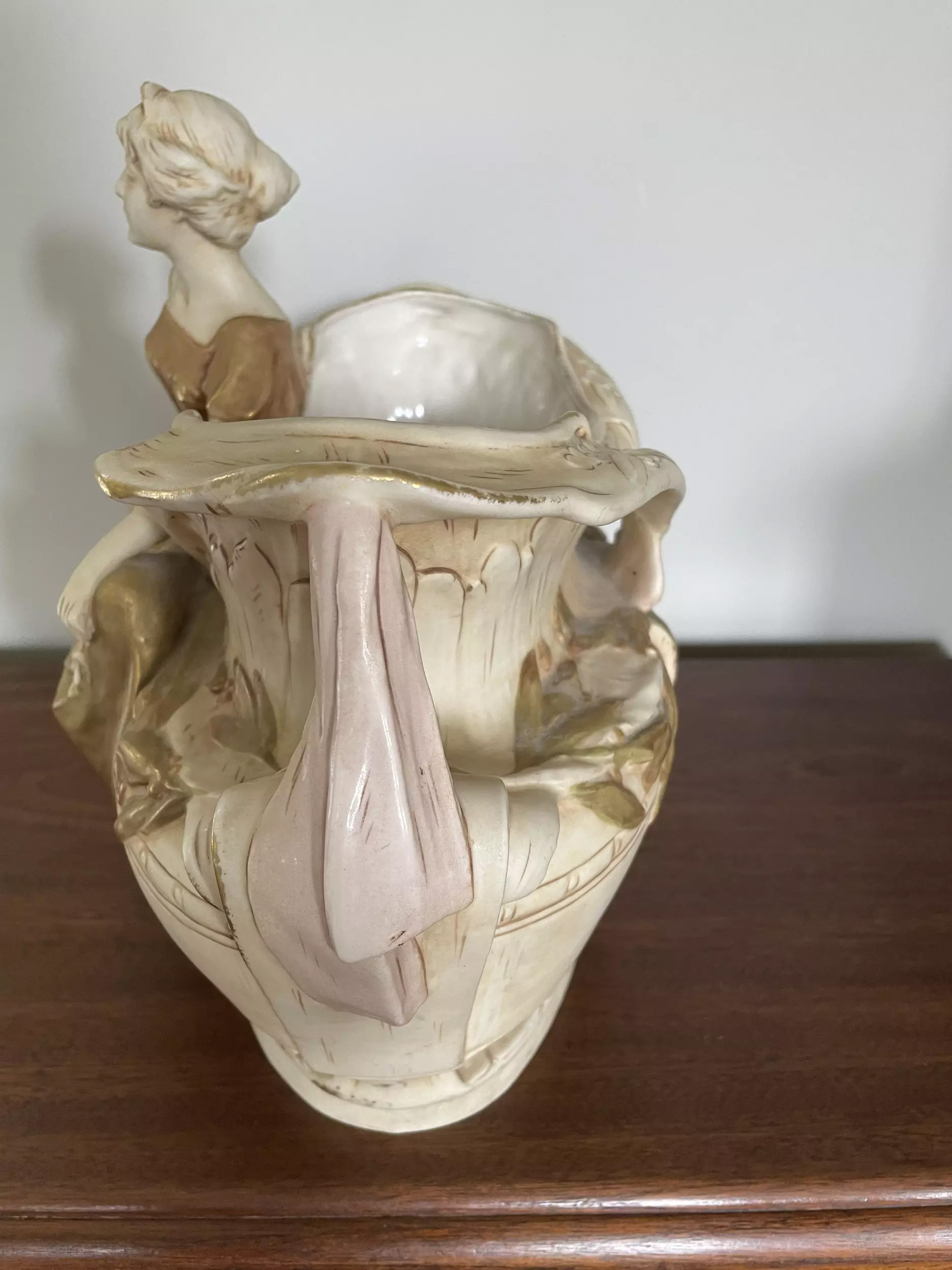 Jardinière Royal Dux femme assise porcelaine de bohême polychrome - Galerie Georgette