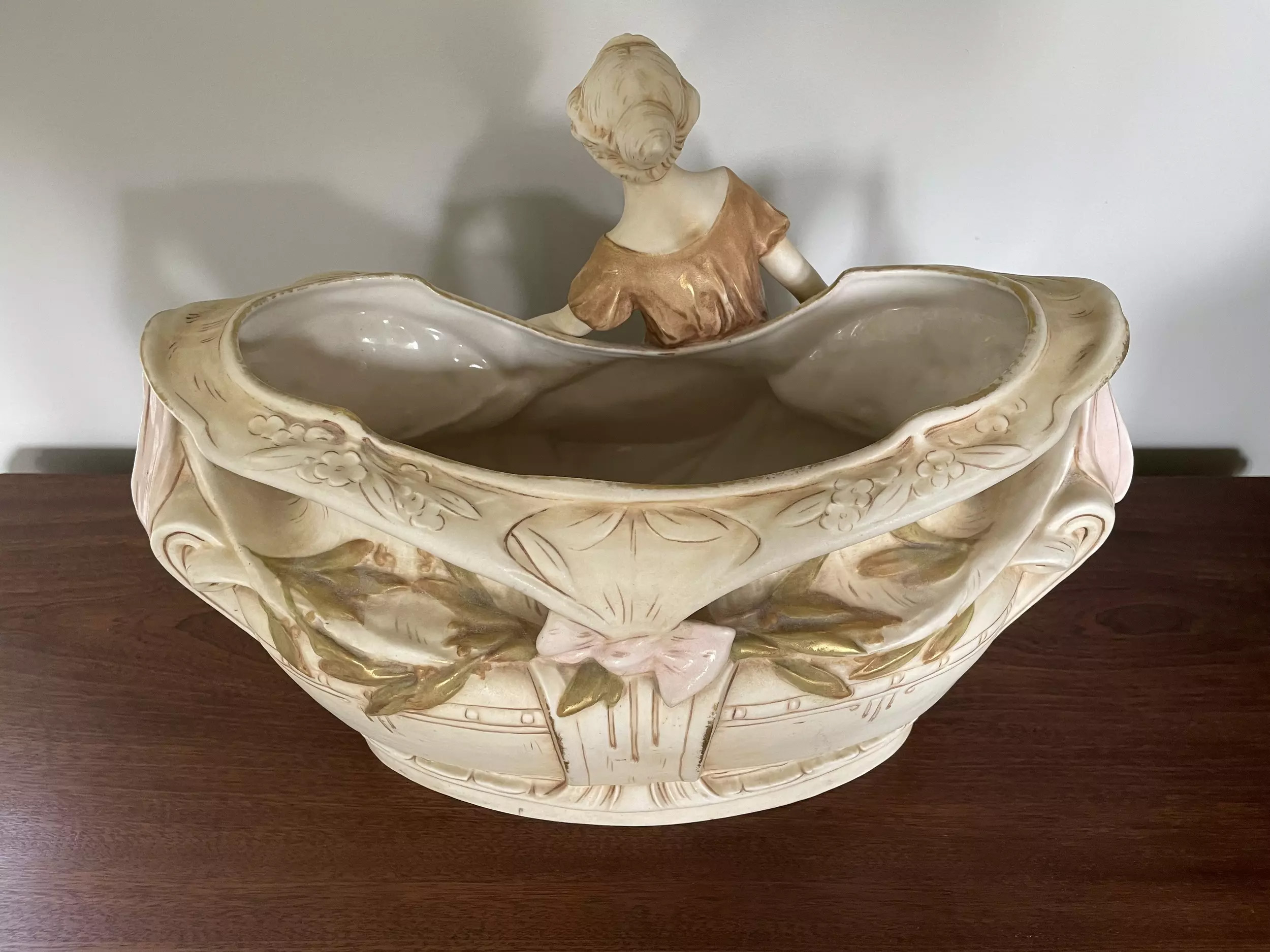 Jardinière Royal Dux porcelaine de bohême femme assise cachet numéroté 1471 - Galerie Georgette
