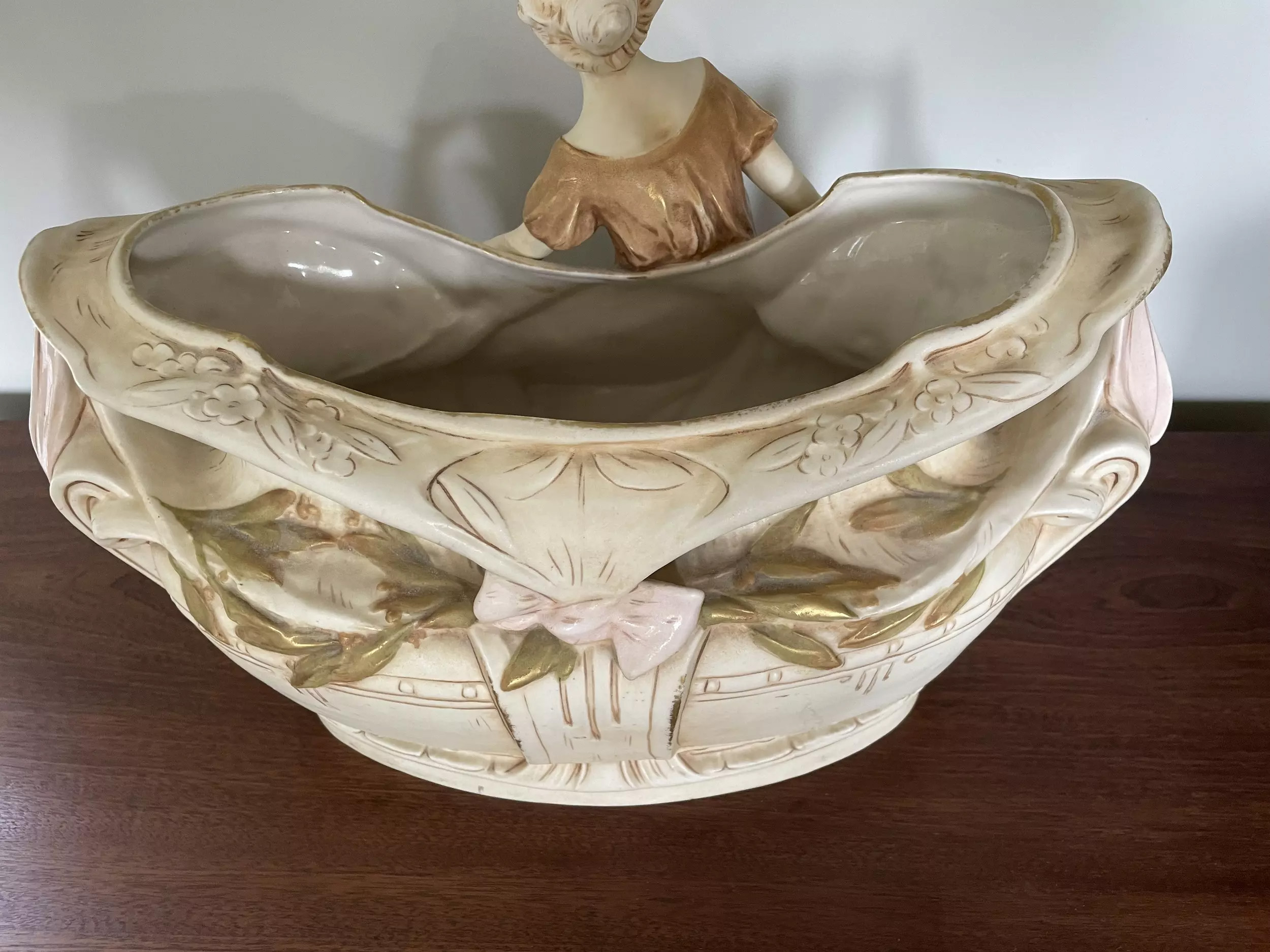 Jardinière Royal Dux porcelaine polychrome femme assise cachet numéroté 1471 - Galerie Georgette