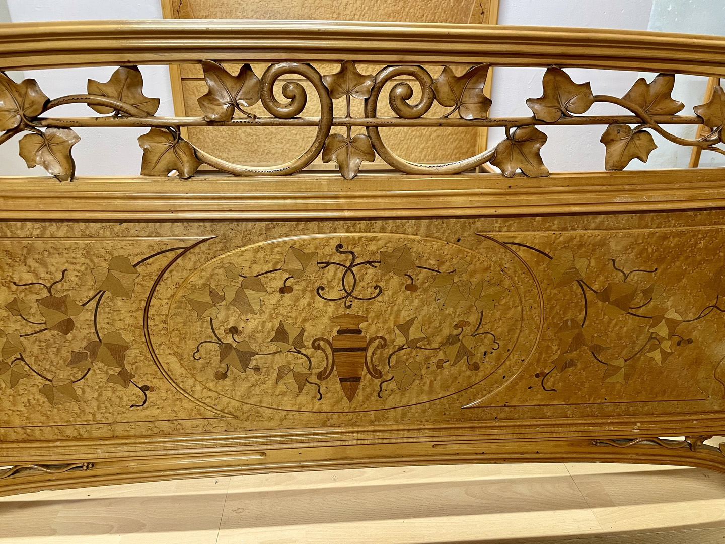 Lit Art Nouveau École de Nancy pied de lit motif lierre et végétaux - Galerie Georgette