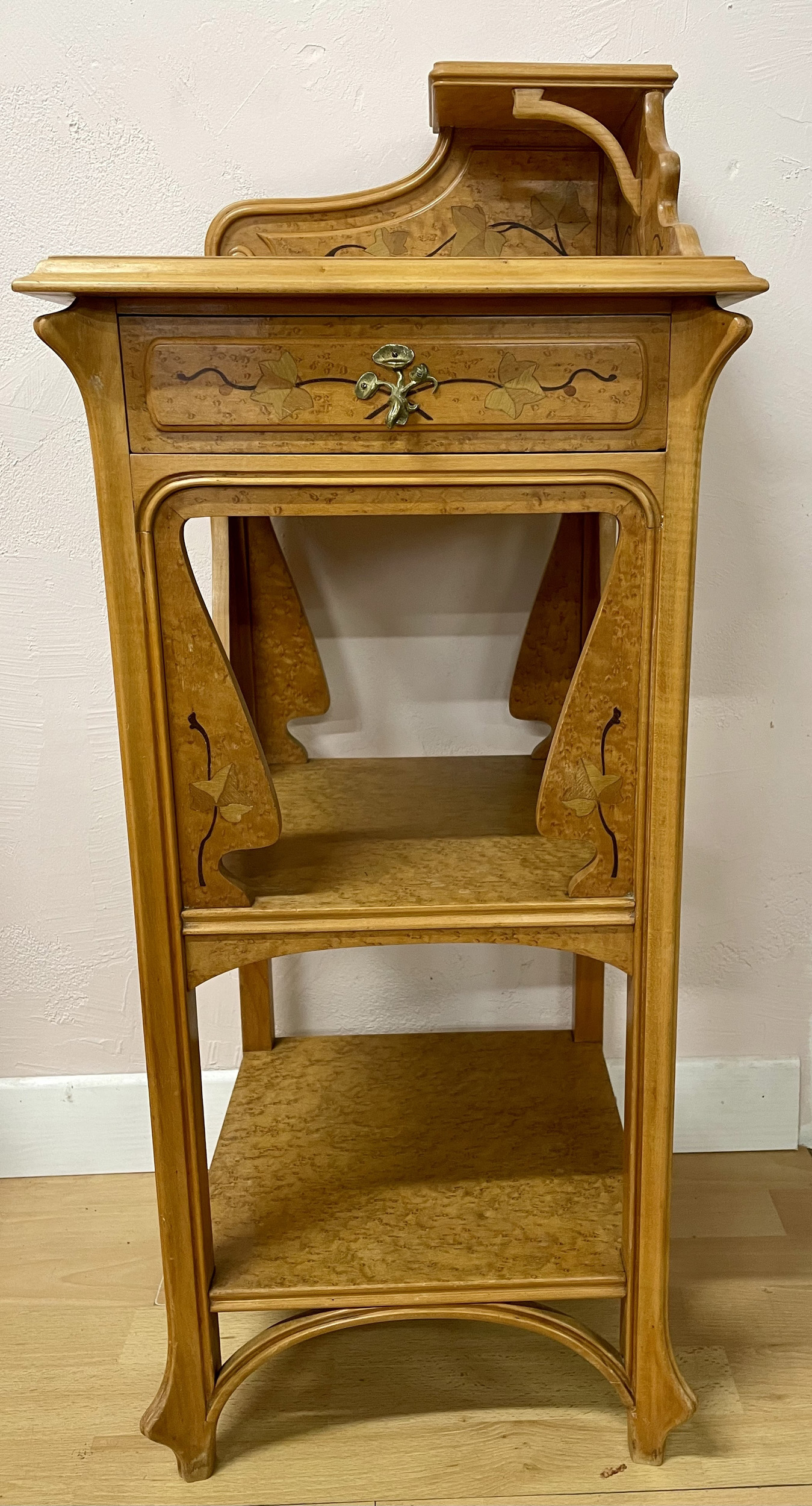 Table de chevet Art Nouveau École de Nancy motif lierre et végétaux - Galerie Georgette