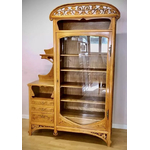 Bibliothèque-vitrine Art Nouveau marquetée lierre