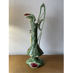 Aiguière Art Nouveau en barbotine à décor floral sur fond vert - Galerie Georgette
