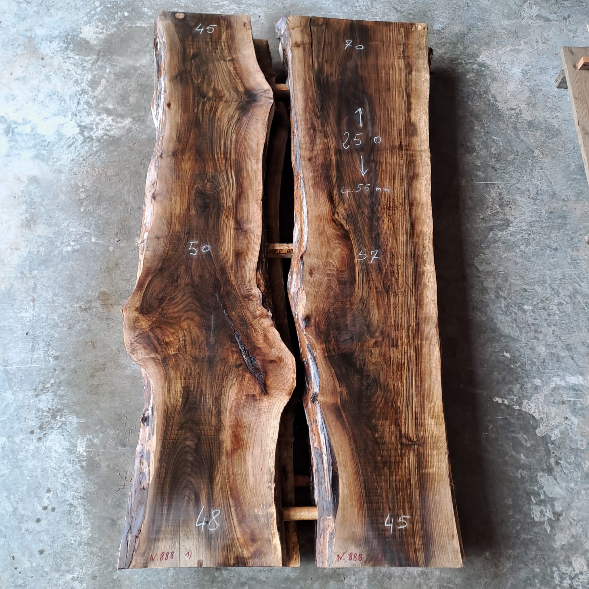 2 plateaux de noyer book matched n 888