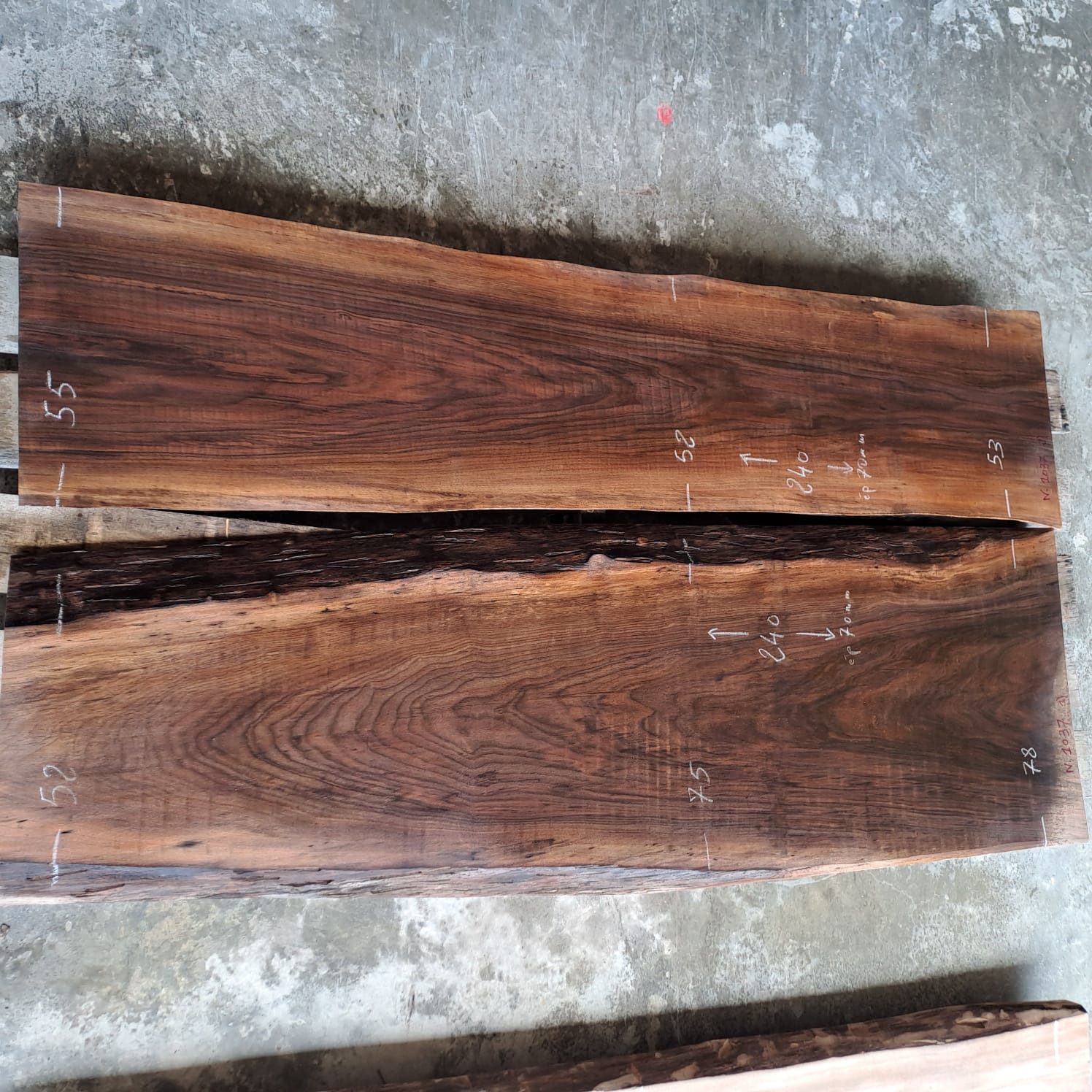 2 plateaux noyer book matched NBM 1037
