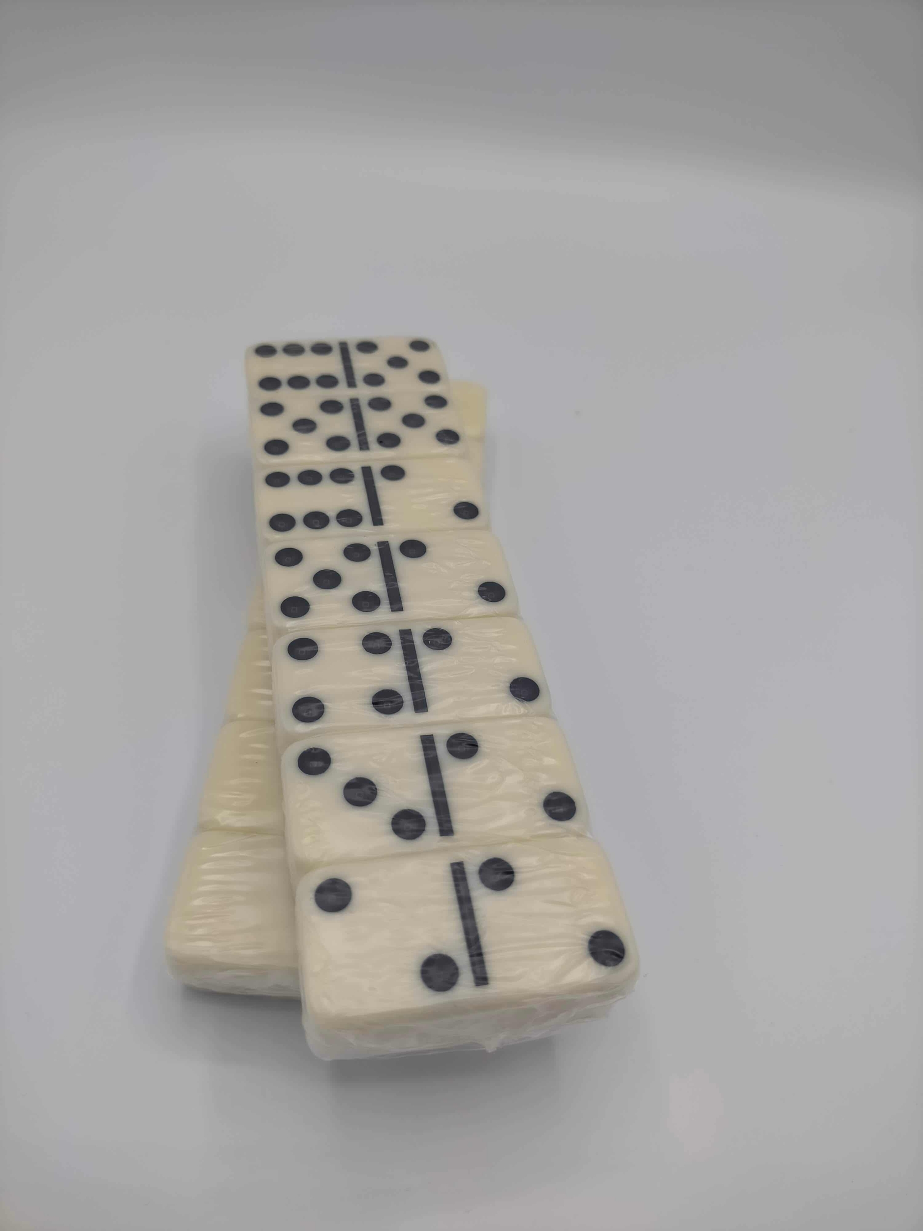 Jeux de domino double six noir et blanc de face