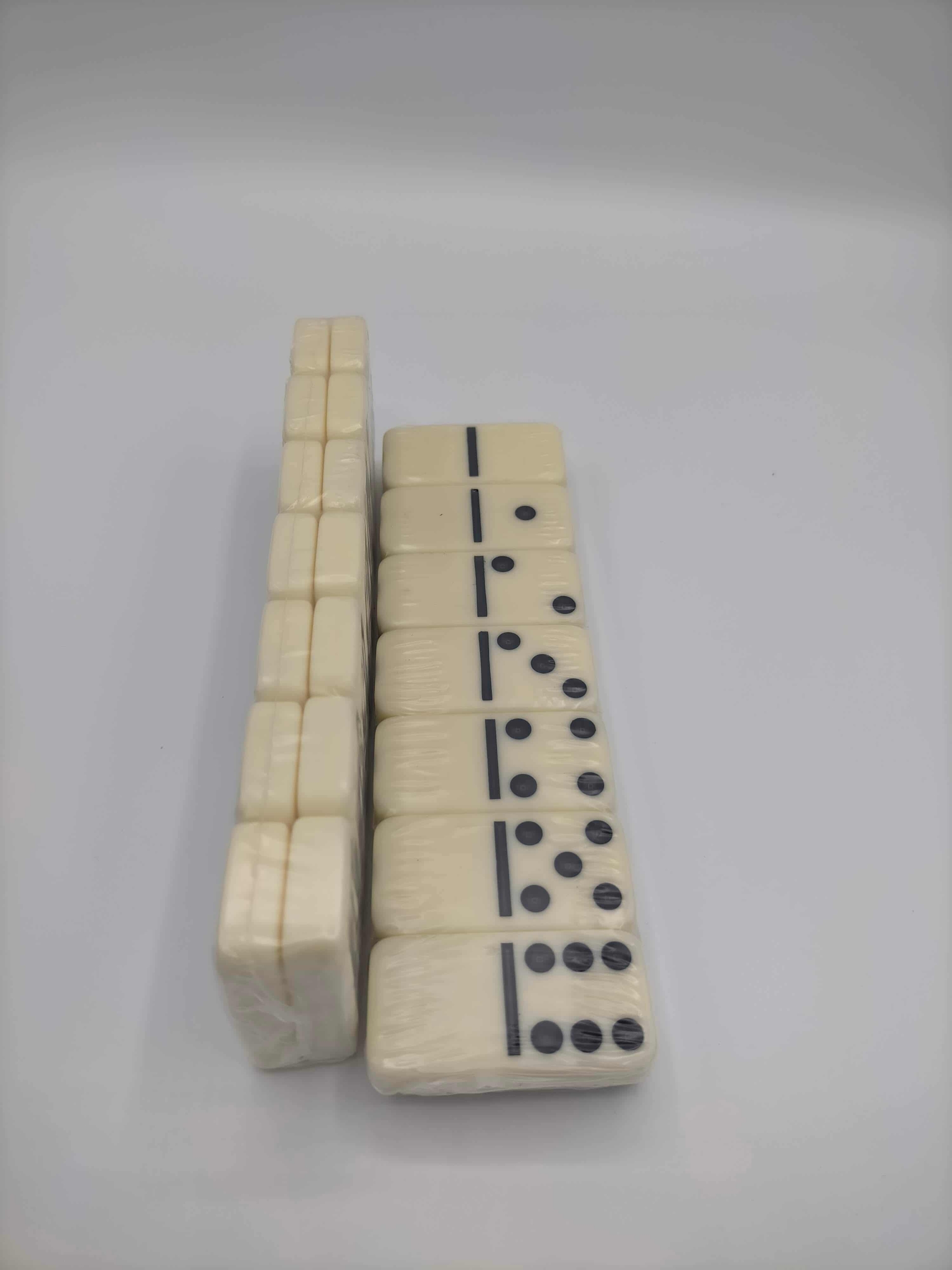 Jeux de domino double six noir et blanc de face noir et blanc