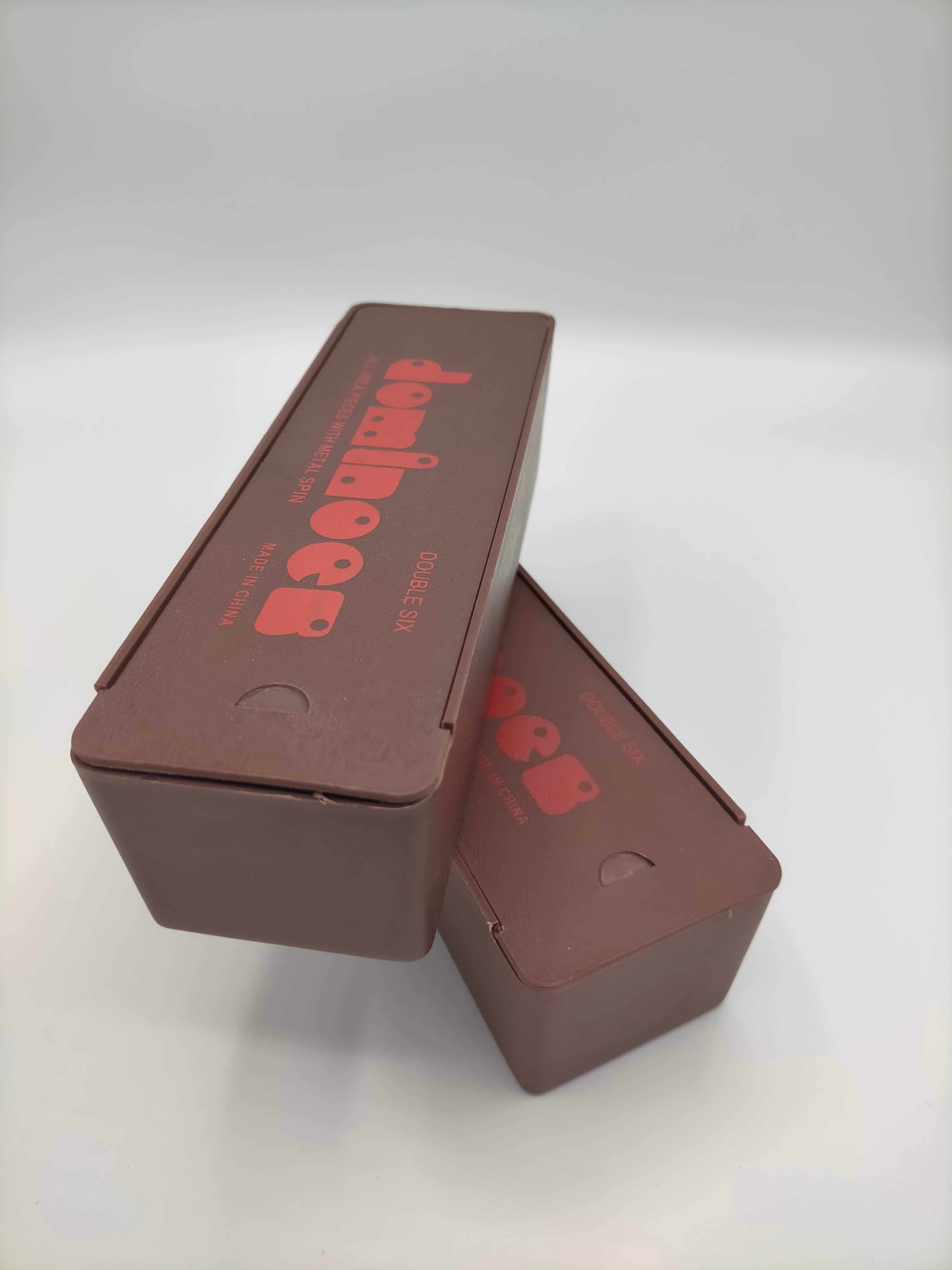 Jeux de domino double six noir et blanc superposer gauche