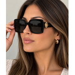Portrait mode aux lunettes noires et détails dorés