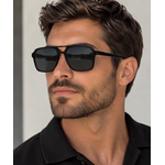 Portrait d’homme élégant en lunettes noires