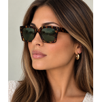 Portrait chic aux lunettes écaille