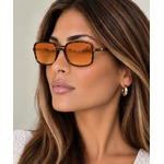 Portrait mode aux lunettes écaille et dorées